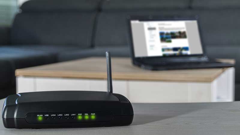 Router e computador portátil